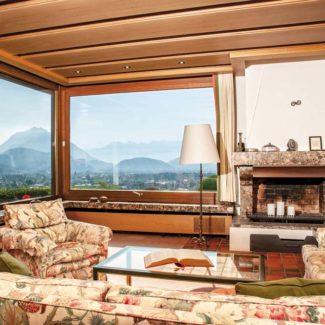 Villa in Röthis - Wohnbereich mit offenem Kamin - Amann Immobilien