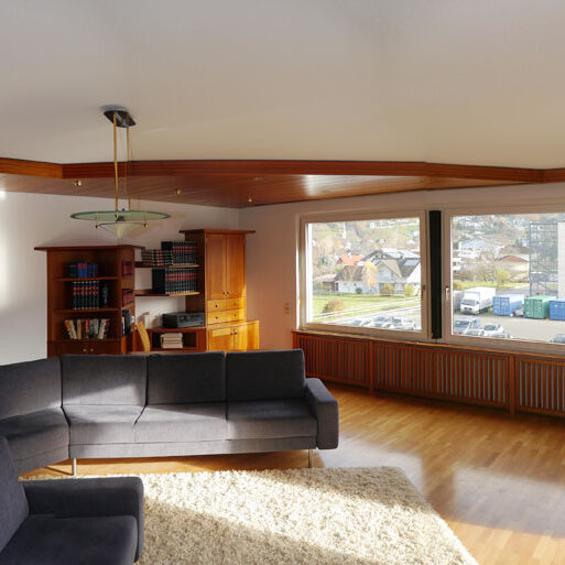 Wohnhaus mit Gewerbeflächen in Sulz - Wohnzimmer - Amann Immobilien