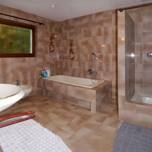 Wohnhaus mit Gewerbeflächen in Sulz - Großes Badezimmer - Amann Immobilien