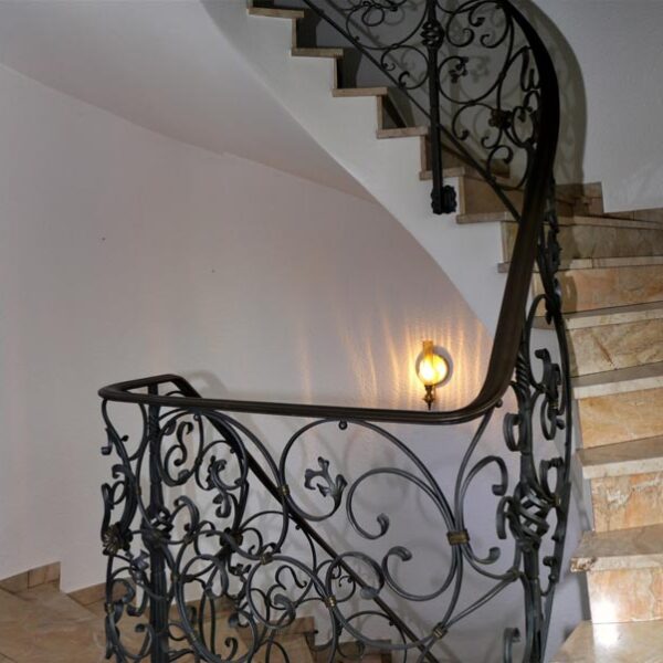 Wohnhaus mit Gewerbeflächen in Sulz - Stiegenhaus - Amann Immobilien