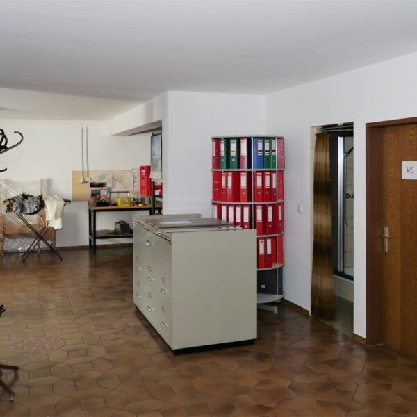 Wohnhaus mit Gewerbeflächen in Sulz - Büro/Lager ausbaubar - Amann Immobilien