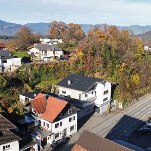 Wohnhaus mit Gewerbeflächen in Sulz - Südostansicht - Amann Immobilien