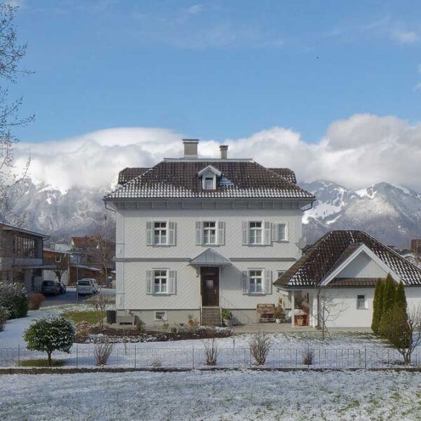4-Zimmer-Wohnung in bester Lage in Feldkirch-Gisingen - Blick nach Westen mit Pfarrhof - Amann Immobilien