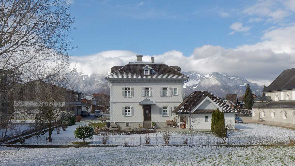 4-Zimmer-Wohnung in bester Lage in Feldkirch-Gisingen - Blick nach Westen mit Pfarrhof - Amann Immobilien