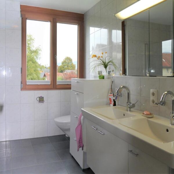 4-Zimmer-Wohnung in bester Lage in Feldkirch-Gisingen - Bad mit WC, Dusche, Wanne - Amann Immobilien