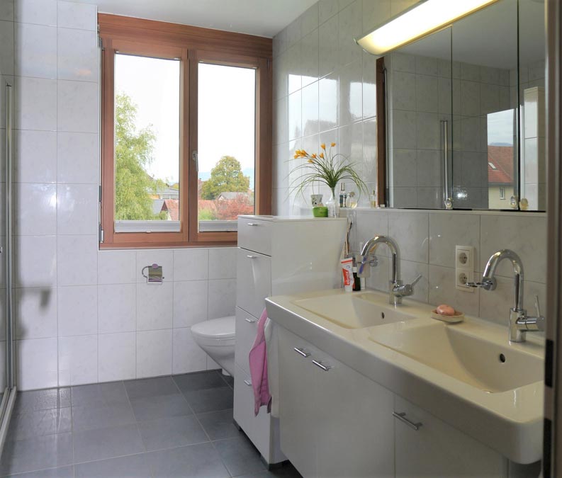 4-Zimmer-Wohnung in bester Lage in Feldkirch-Gisingen - Bad mit WC, Dusche, Wanne - Amann Immobilien
