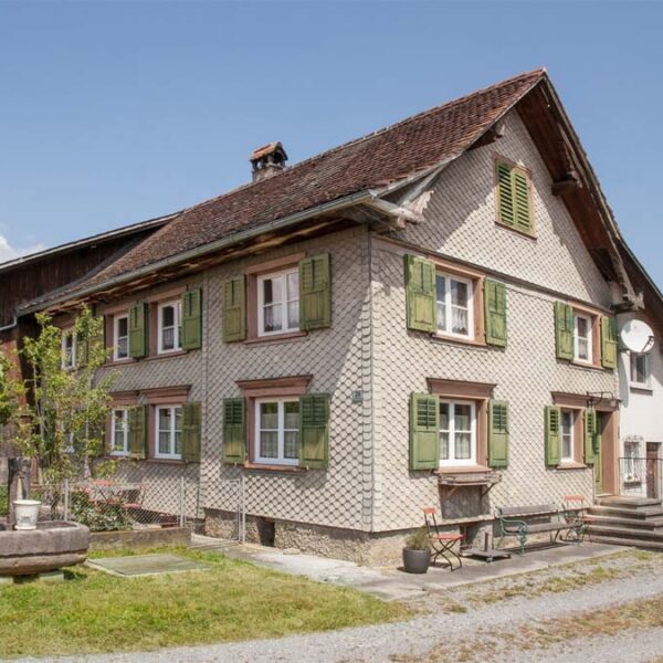 Bauernhaus mit Stall und Tenne in guter Lage im Rheintal - Meiningen - Südostansicht - Amann Immobilien