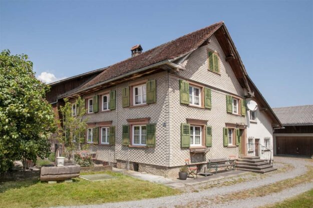Bauernhaus mit Stall und Tenne in guter Lage im Rheintal - Meiningen - Südostansicht - Amann Immobilien