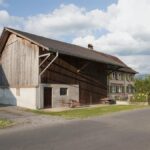 Bauernhaus mit Stall und Tenne in guter Lage im Rheintal - Meiningen - Südwestansicht - Amann Immobilien