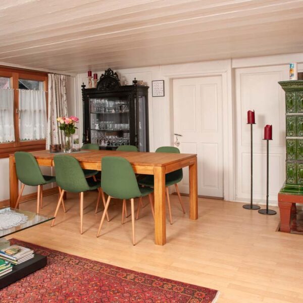 Bauernhaus mit Stall und Tenne in guter Lage im Rheintal - Meiningen - Stube mit Kachelofen - Amann Immobilien