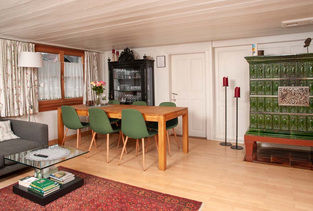 Bauernhaus mit Stall und Tenne in guter Lage im Rheintal - Meiningen - Stube mit Kachelofen - Amann Immobilien
