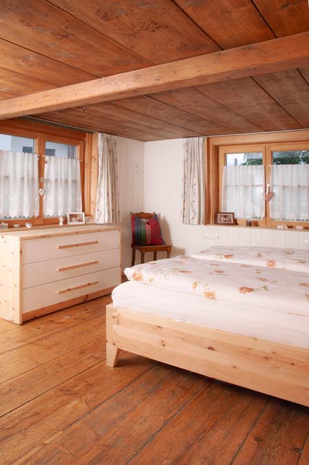 Bauernhaus mit Stall und Tenne in guter Lage im Rheintal - Meiningen - Schlafzimmer mit Bodendielen - Amann Immobilien