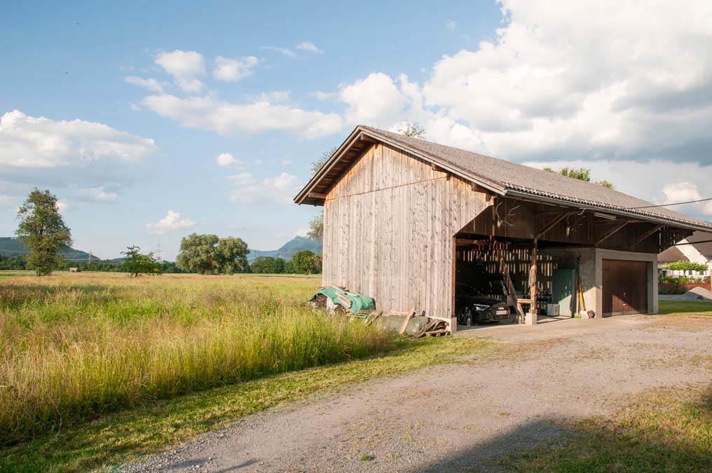 Bauernhaus mit Stall und Tenne in guter Lage im Rheintal - Meiningen - Geräteschuppen + Doppelgarage - Amann Immobilien