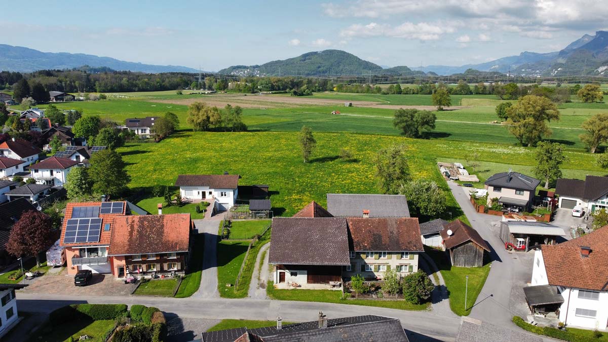 Bauernhaus mit Stall und Tenne in guter Lage im Rheintal - Meiningen - Landesgrünzone im Hintergrund - Amann Immobilien