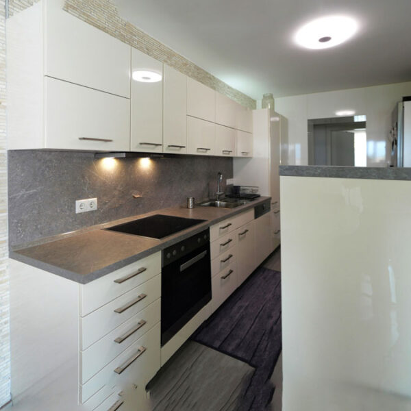 Großzügige und sehr gepflegte 4-Zimmer-Wohnung in Rankweil - Küche mit Mielegeräten - Amann Immobilien