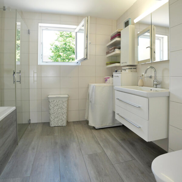Großzügige und sehr gepflegte 4-Zimmer-Wohnung in Rankweil - Bad mit Wanne, Dusche + 2. WC - Amann Immobilien