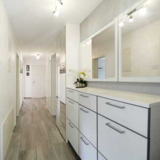 Großzügige und sehr gepflegte 4-Zimmer-Wohnung in Rankweil - Eingang mit Garderobe - Amann Immobilien