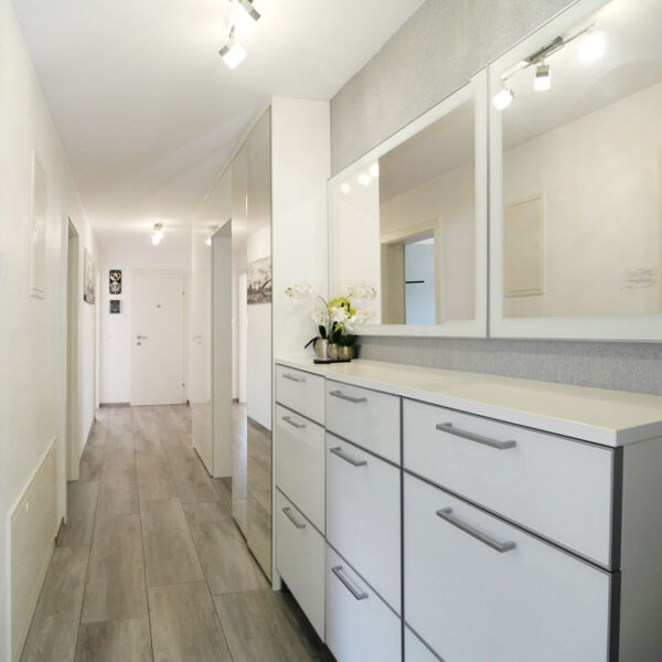 Großzügige und sehr gepflegte 4-Zimmer-Wohnung in Rankweil - Eingang mit Garderobe - Amann Immobilien