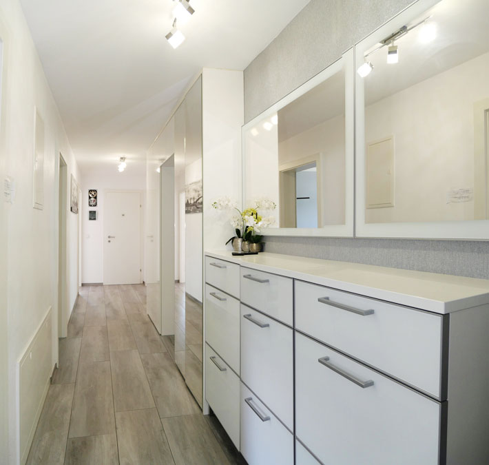 Großzügige und sehr gepflegte 4-Zimmer-Wohnung in Rankweil - Eingang mit Garderobe - Amann Immobilien