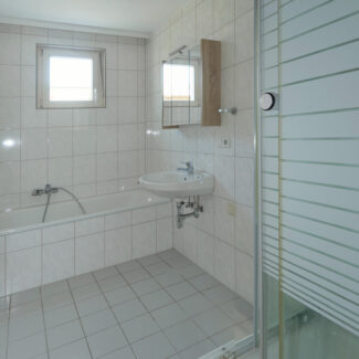 Attraktive 3-Zimmer-Wohnung in guter Lage - Sulz - Bad mit Wanne, Dusche + Fenster - Amann Immobilien