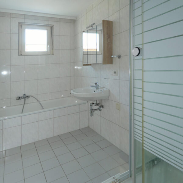Attraktive 3-Zimmer-Wohnung in guter Lage - Sulz - Bad mit Wanne, Dusche + Fenster - Amann Immobilien