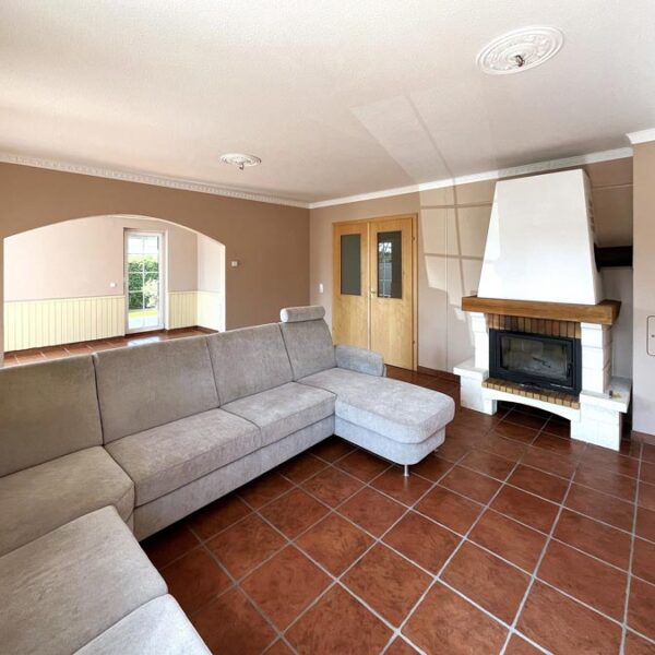 Geräumiges Einfamilienhaus in Koblach - Wohnbereich mit Kamin - Amann Immobilien