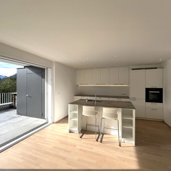 Attraktive, neuwertige 3-Zimmer-Dachterrassenwohnung in Götzis -Einbauküche mit Kochinsel - Amann Immobilien