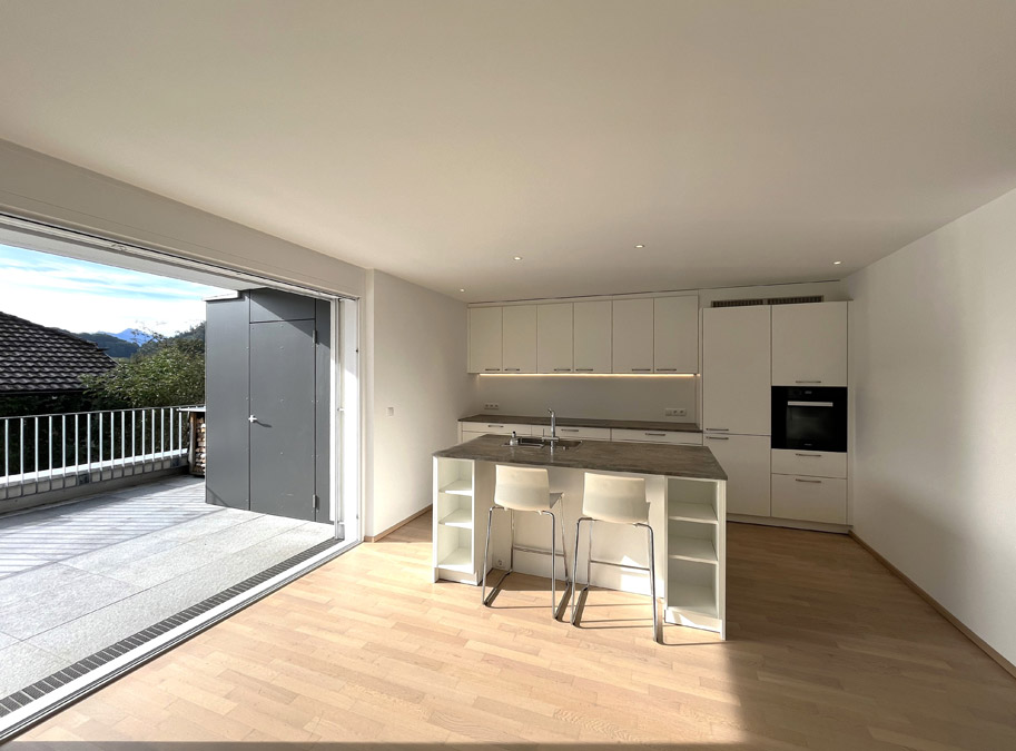 Attraktive, neuwertige 3-Zimmer-Dachterrassenwohnung in Götzis -Einbauküche mit Kochinsel - Amann Immobilien