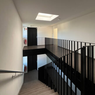 Attraktive, neuwertige 3-Zimmer-Dachterrassenwohnung in Götzis - modernes Stiegenhaus mit Lift - Amann Immobilien