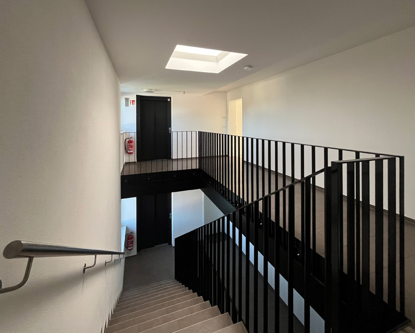 Attraktive, neuwertige 3-Zimmer-Dachterrassenwohnung in Götzis - modernes Stiegenhaus mit Lift - Amann Immobilien