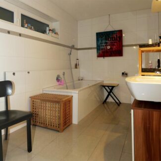 Geräumige 4-Zi-Wohnung im Grünen - Nenzing - Bad mit Wanne, Dusche, WC, WT - Amann Immobilien