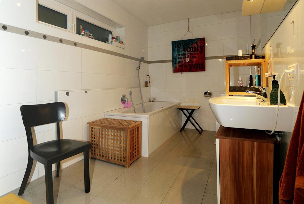 Geräumige 4-Zi-Wohnung im Grünen - Nenzing - Bad mit Wanne, Dusche, WC, WT - Amann Immobilien