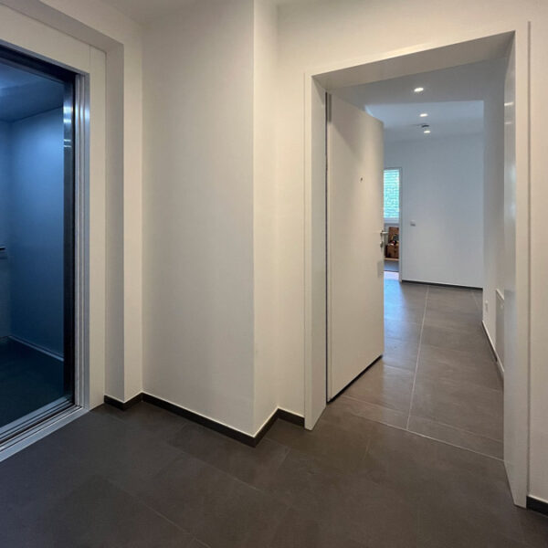 Super 3-Zi-Gartenwohnung in Göfis - Lift vor der Wohnungstüre - Amann Immobilien