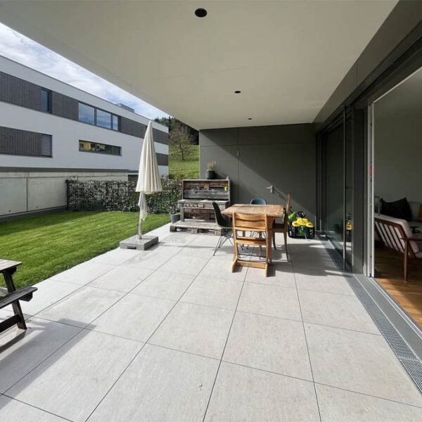 Super 3-Zi-Gartenwohnung in Göfis - Terrasse mit Abstellbox - Amann Immobilien