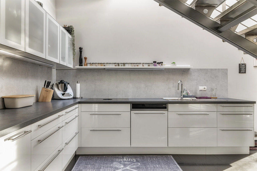 Modernes Wohnen und Arbeiten in einem Haus - Küche - Amann Immobilien