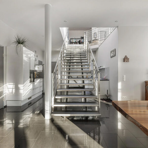Modernes Wohnen und Arbeiten in einem Haus - Weiler - Stiegenaufgang - Amann Immobilien