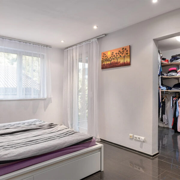 Modernes Wohnen und Arbeiten in einem Haus - Weiler - Schlafzimmer mit Schrankraum - Amann Immobilien