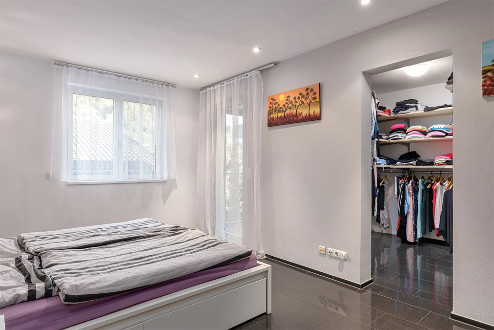 Modernes Wohnen und Arbeiten in einem Haus - Weiler - Schlafzimmer mit Schrankraum - Amann Immobilien