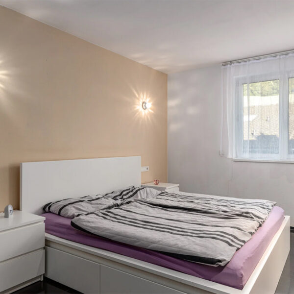 Modernes Wohnen und Arbeiten in einem Haus - Weiler - Schlafzimmer mit Schrankraum - Amann Immobilien