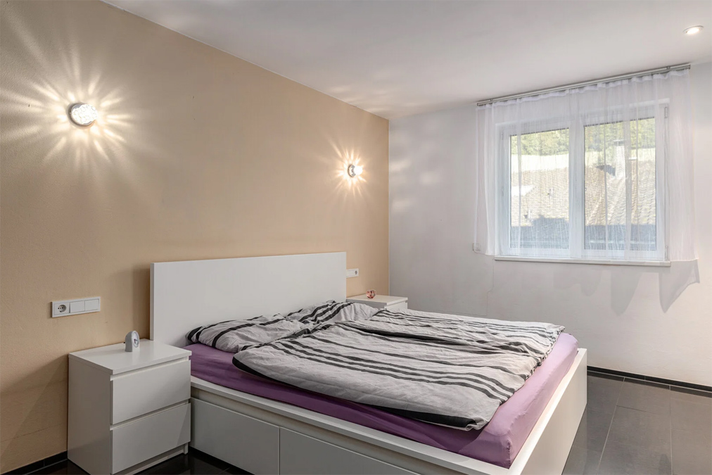 Modernes Wohnen und Arbeiten in einem Haus - Weiler - Schlafzimmer mit Schrankraum - Amann Immobilien