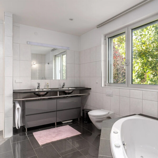 Modernes Wohnen und Arbeiten in einem Haus - Weiler - Badezimmer - Amann Immobilien