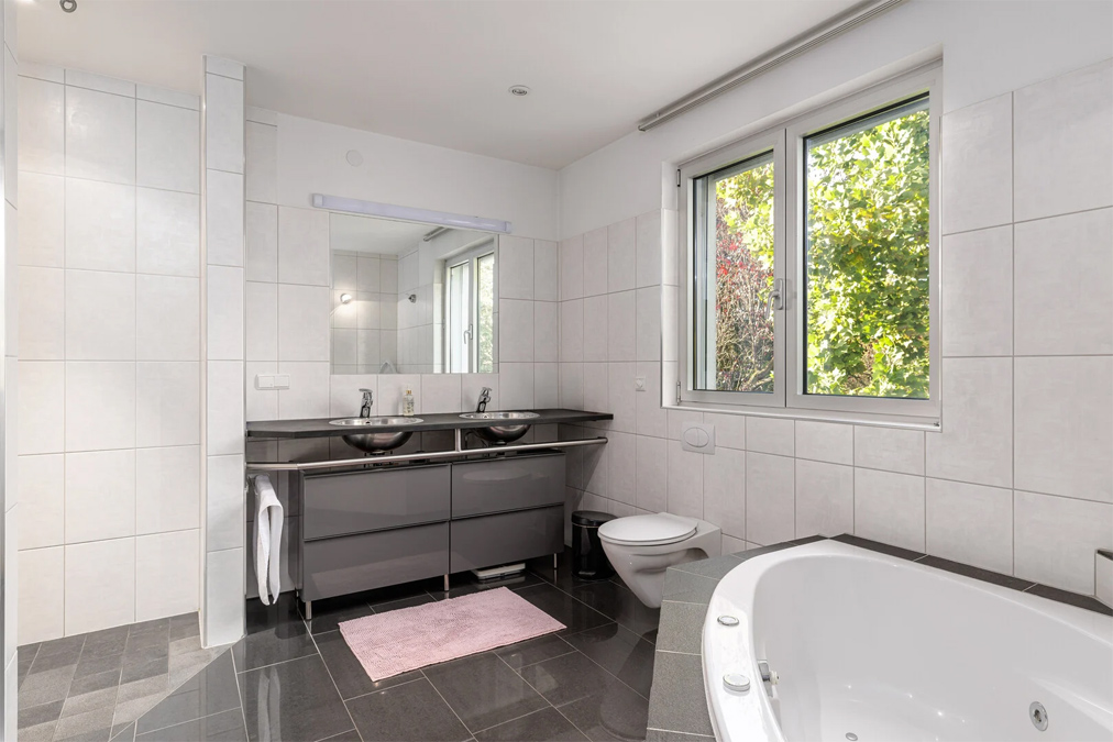 Modernes Wohnen und Arbeiten in einem Haus - Weiler - Badezimmer - Amann Immobilien