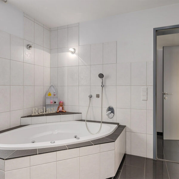 Modernes Wohnen und Arbeiten in einem Haus - Weiler - Badezimmer - Amann Immobilien