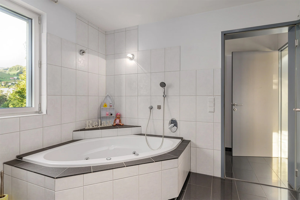 Modernes Wohnen und Arbeiten in einem Haus - Weiler - Badezimmer - Amann Immobilien