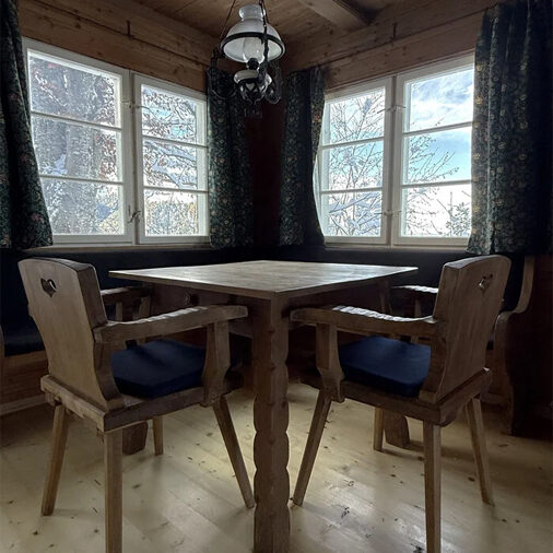 Zwei Grundstücke mit Ferienhauswidmung und Hütte - Frastanz Bazora - Eckbank mit Tisch - Amann Immobilien