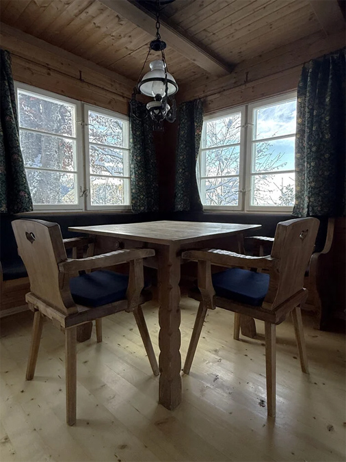 Zwei Grundstücke mit Ferienhauswidmung und Hütte - Frastanz Bazora - Eckbank mit Tisch - Amann Immobilien