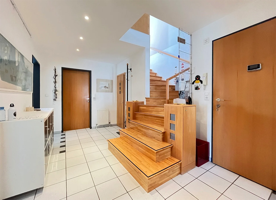 Attraktive 4-Zimmer-Wohnung in Rankweil - Diele mit Treppe ins 2. OG - Amann Immobilien