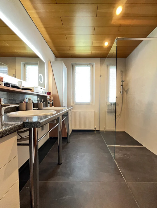 Attraktive 4-Zimmer-Wohnung in Rankweil - Badezimmer mit Doppelwaschtisch und Dusche - Amann Immobilien