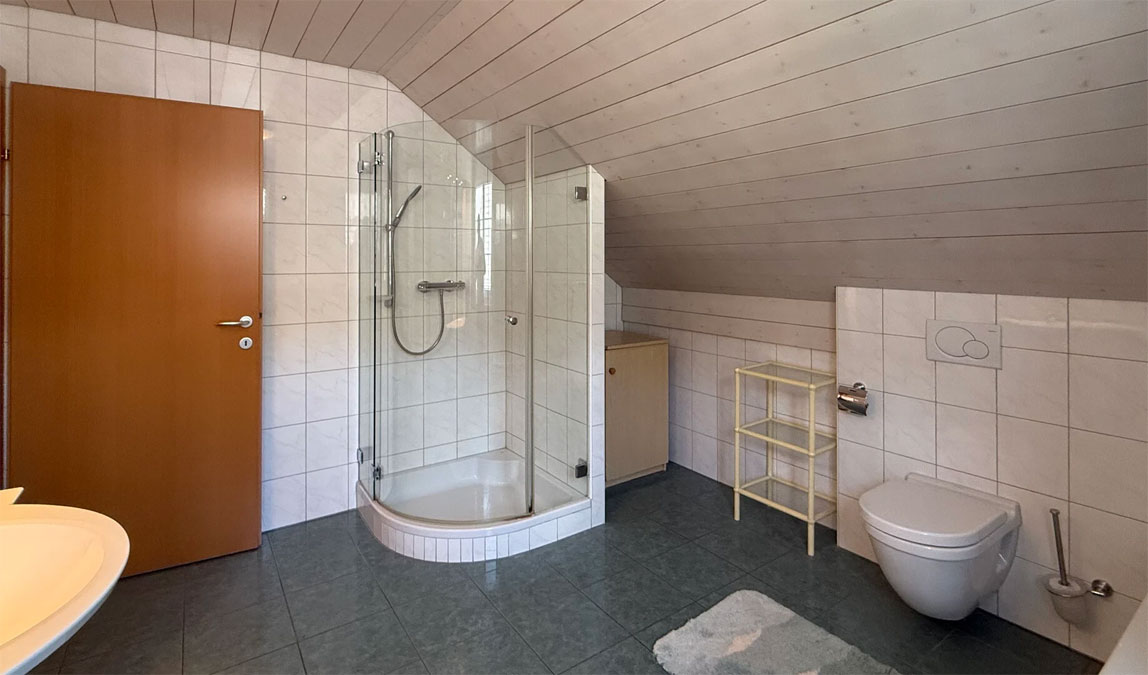 Einfamilienhaus in zentraler Lage in Hohenems - Badezimmer 2 OG - Amann Immobilien